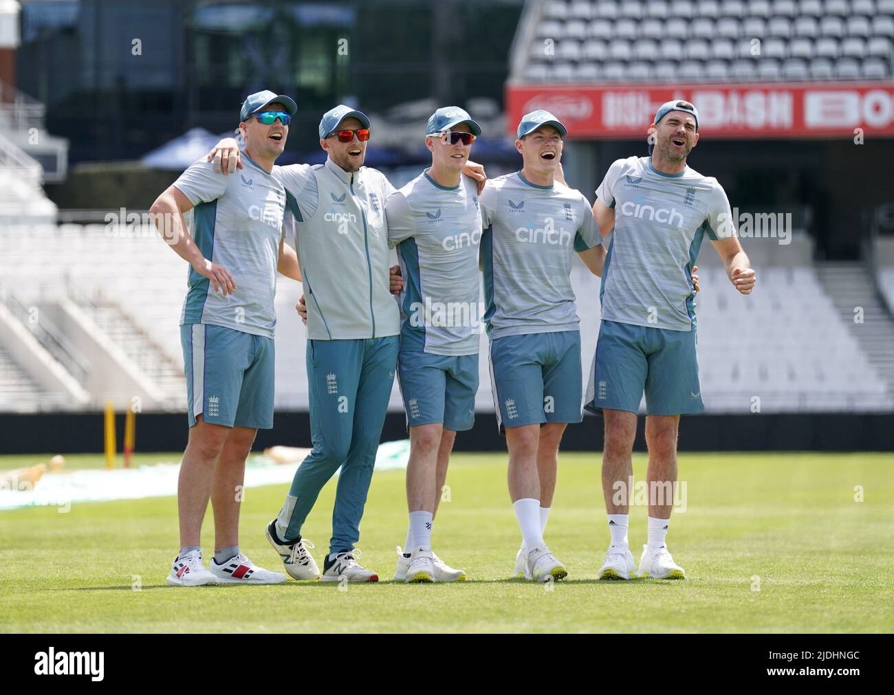 Englands Alex Lees, Joe Root, Harry Brook, Matthew Potts und James Anderson (links-rechts) reagieren während einer Nets-Session im Emerald Headingley Stadium, Leeds. Bilddatum: Dienstag, 21. Juni 2022. Stockfoto