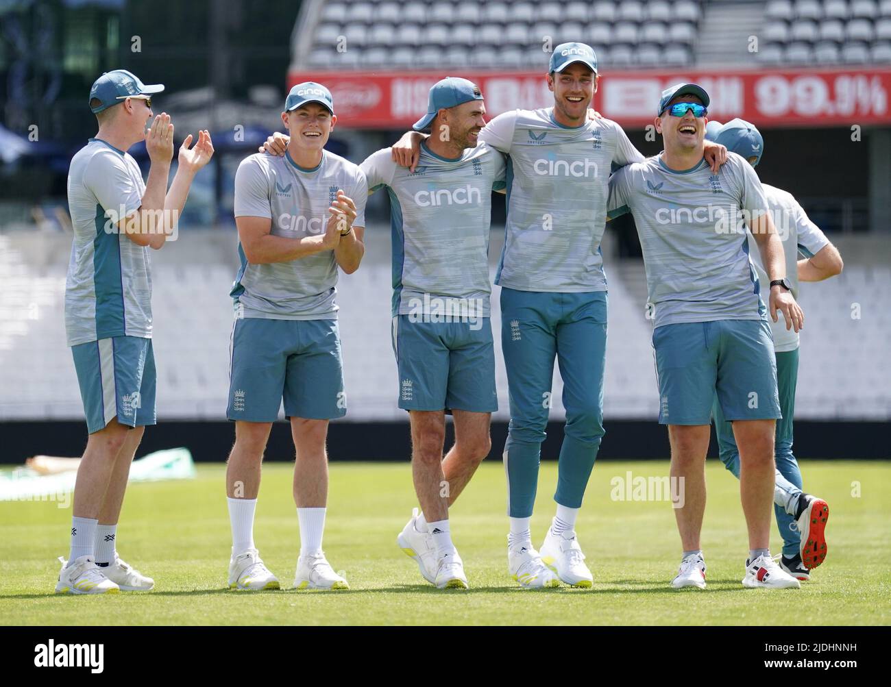 Englands Harry Brook, Matthew Potts, James Anderson, Stuart Broad und Alex Lees reagieren während einer Nets-Session im Emerald Headingley Stadium, Leeds. Bilddatum: Dienstag, 21. Juni 2022. Stockfoto
