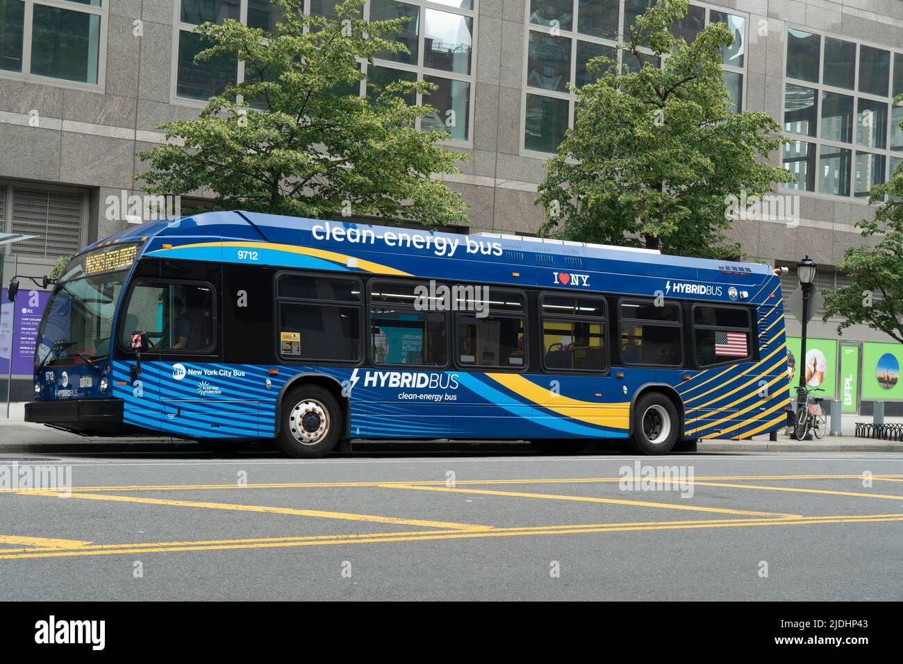 Ein Hybridbus, der sowohl mit Dieselkraftstoff als auch mit Strom fährt, hielt an der South End Avenue in Battery Park City an, um Passagiere abzuholen. Stockfoto