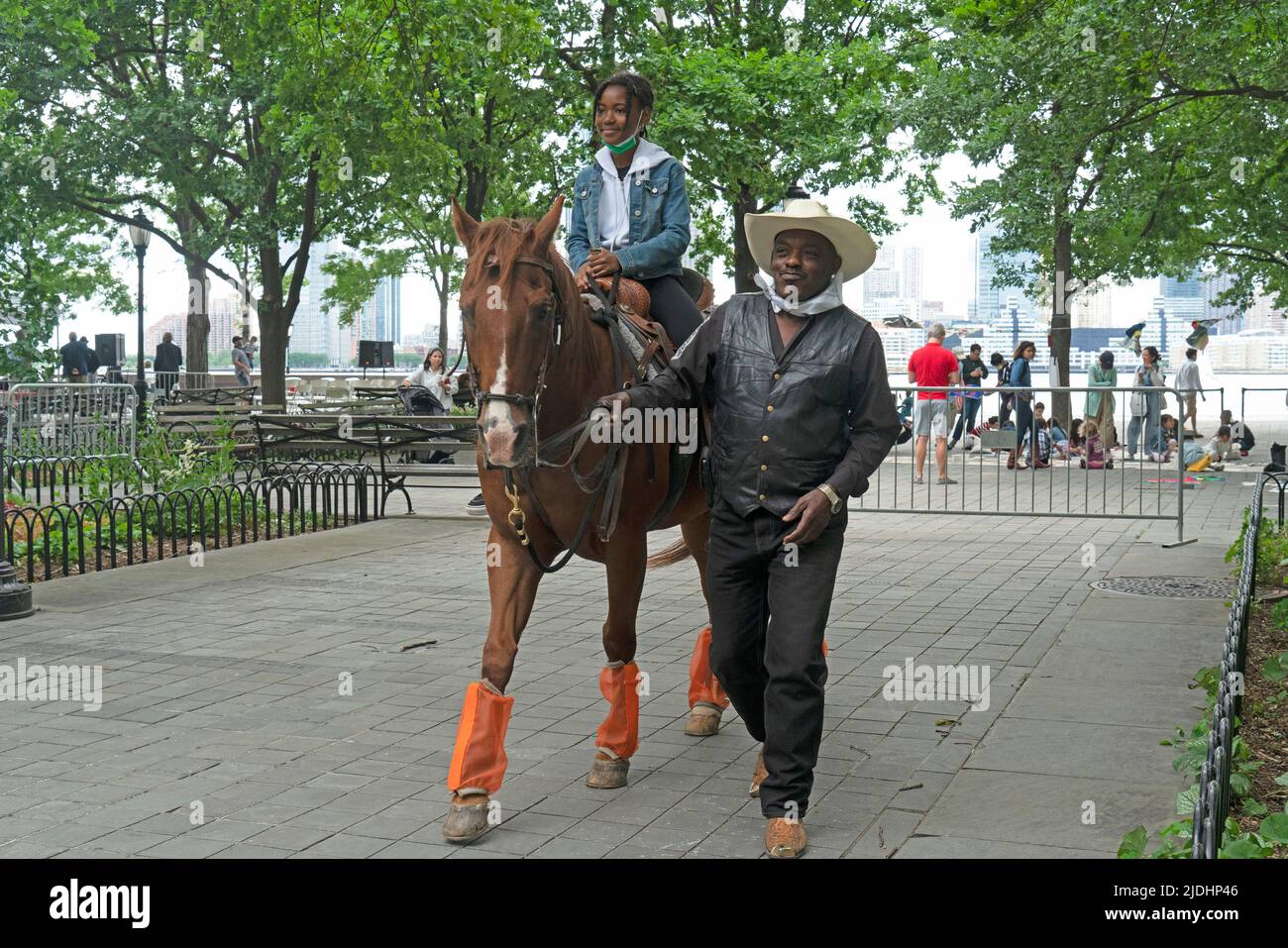 Zu einer Feier im Juni in Battery Park City gehörten Pferde- und Ponyreiten, die von der gemeinnützigen Federation of Black Cowboys durchgeführt wurden. Stockfoto