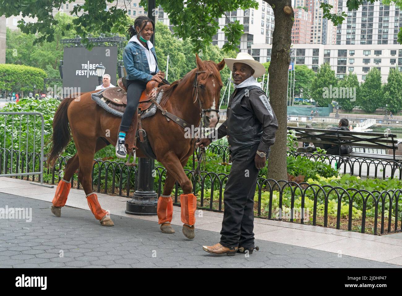 Zu einer Feier im Juni in Battery Park City gehörten Pferde- und Ponyreiten, die von der Federation of Black Cowboys überwacht wurden. Stockfoto