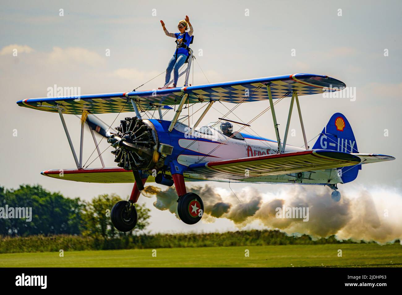 Im Rahmen einer Wohltätigkeitsveranstaltung vor der europäischen und britischen Airshow-Saison erleben die Menschen das Wingwalken auf einem 450bhp Boeing Stearman 1941 Doppeldecker auf dem Aerosuperbatics Wingwalkers Flugplatz in Cirencester, Gloucestershire. Bilddatum: Dienstag, 21. Juni 2022. Stockfoto