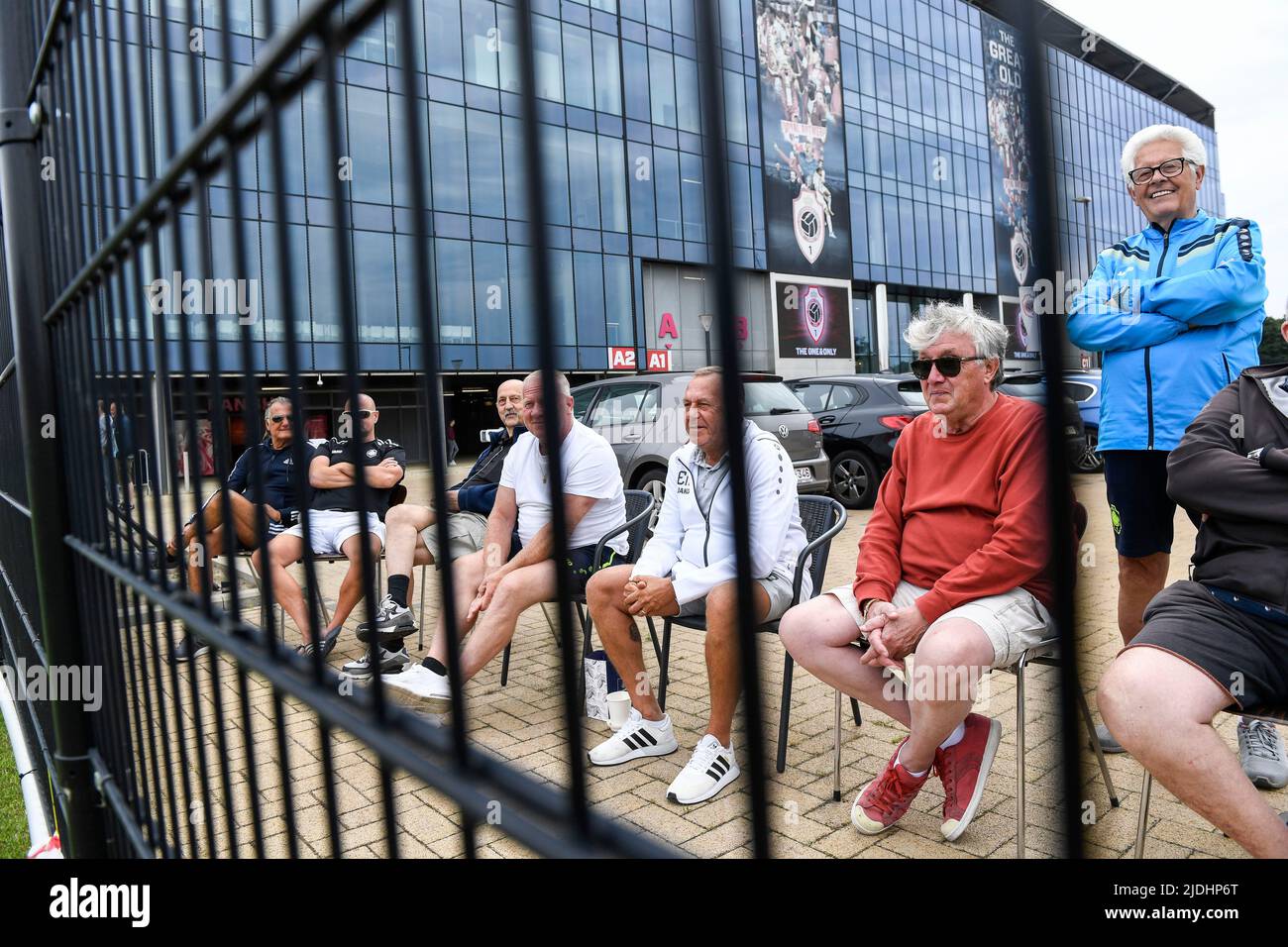 Antwerpener Fans hinter dem Zaun, das während einer Trainingseinheit des belgischen Fußballvereins Royal Antwerp FC am Dienstag, den 21. Juni 2022 in Antwerpen, mit van Bommel als neuem Cheftrainer des Royal Antwerp FC abgebildet wurde. BELGA FOTO TOM GOYVAERTS Stockfoto