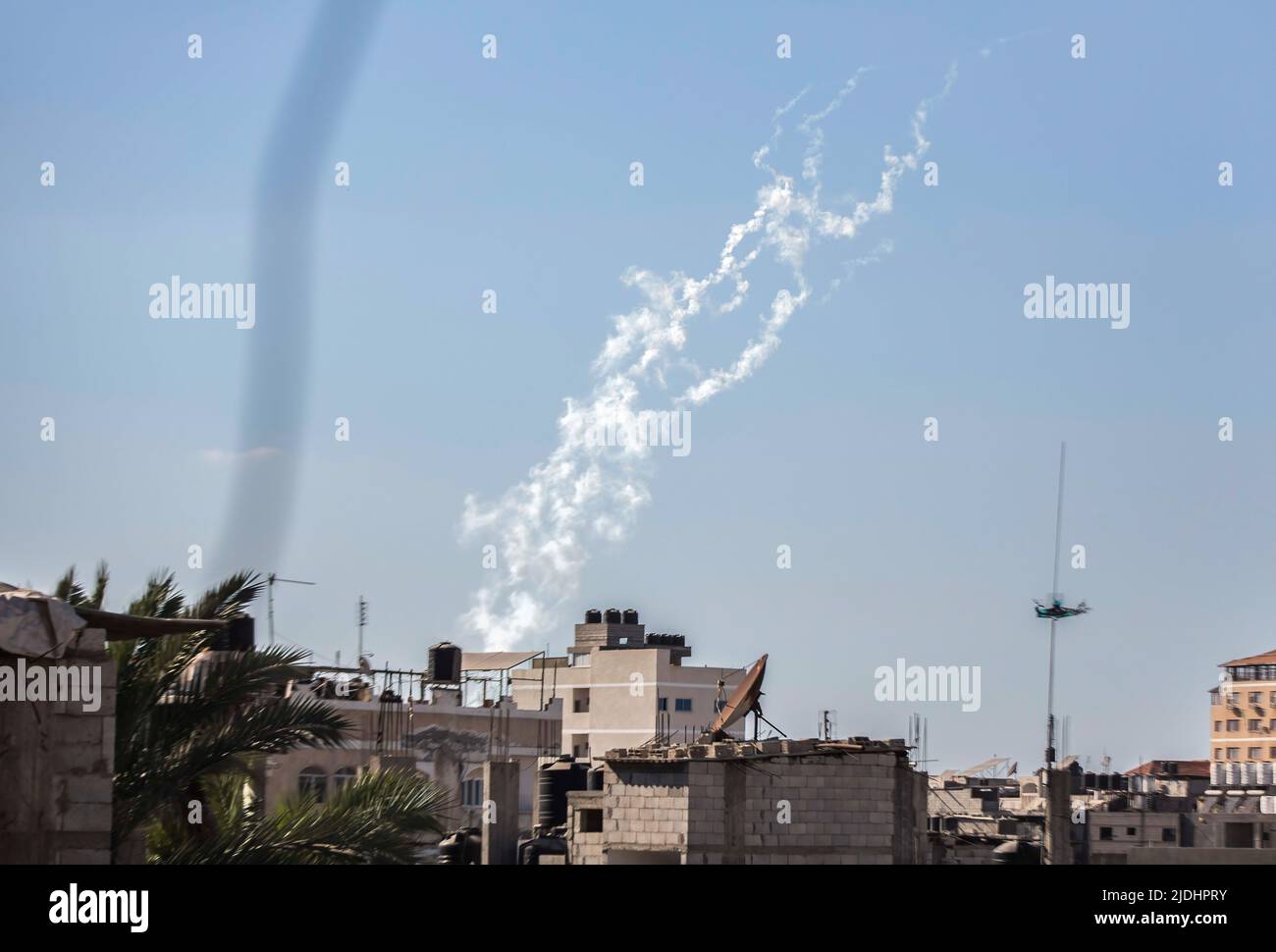 Gaza, Palästina. 20.. Juni 2022. Aktivisten des Palästinensischen Islamischen Jihad feuerten während einer Militärübung in Gaza-Stadt Raketen ins Meer ab. Kredit: SOPA Images Limited/Alamy Live Nachrichten Stockfoto