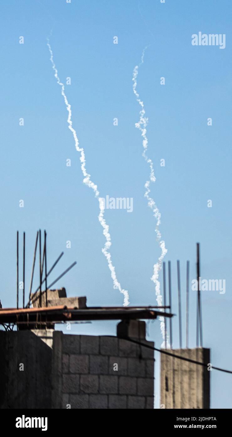 Gaza, Palästina. 20.. Juni 2022. Aktivisten des Palästinensischen Islamischen Jihad feuerten während einer Militärübung in Gaza-Stadt Raketen ins Meer ab. Kredit: SOPA Images Limited/Alamy Live Nachrichten Stockfoto