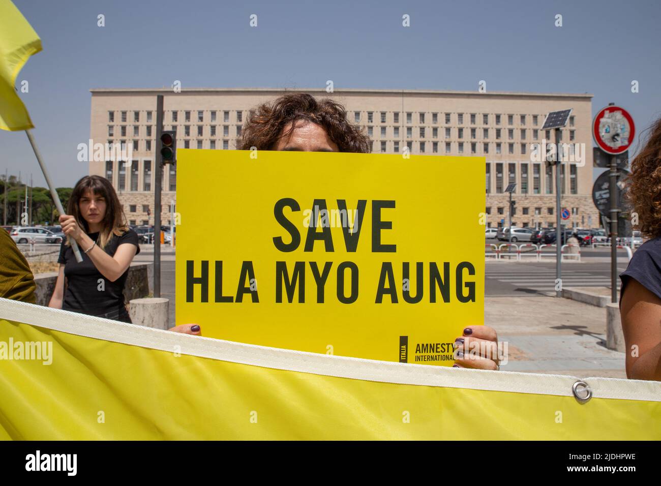 Roma, RM, Italien. 21.. Juni 2022. Aktivisten von Amnesty International protestieren vor dem Außenministerium in Rom gegen vier Todesurteile, die von den Militärbehörden von Myanmar verkündet wurden. (Bild: © Matteo Nardone/Pacific Press via ZUMA Press Wire) Stockfoto