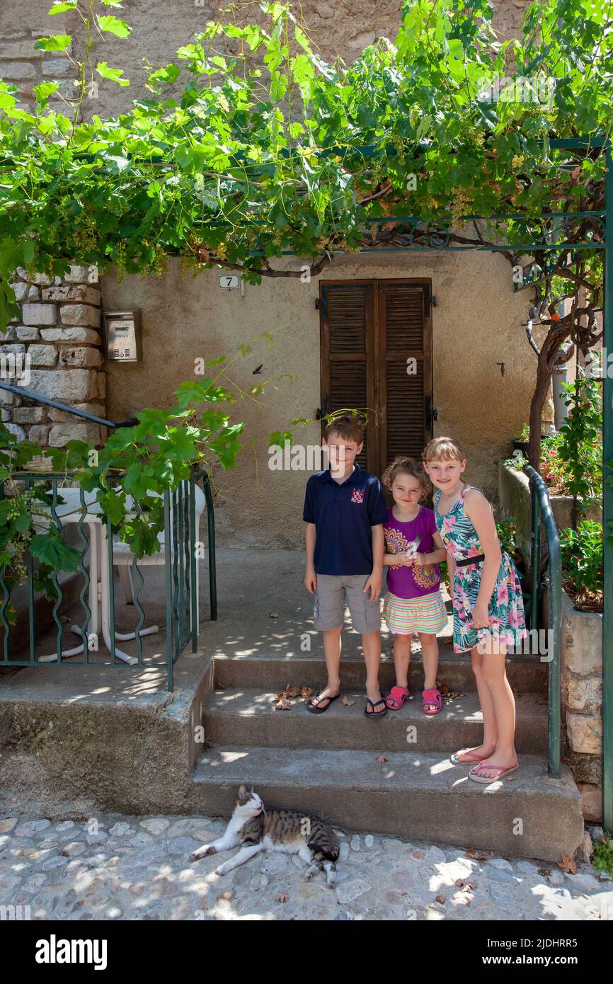 Drei kleine Kinder und eine Katze in Frankreich Stockfoto