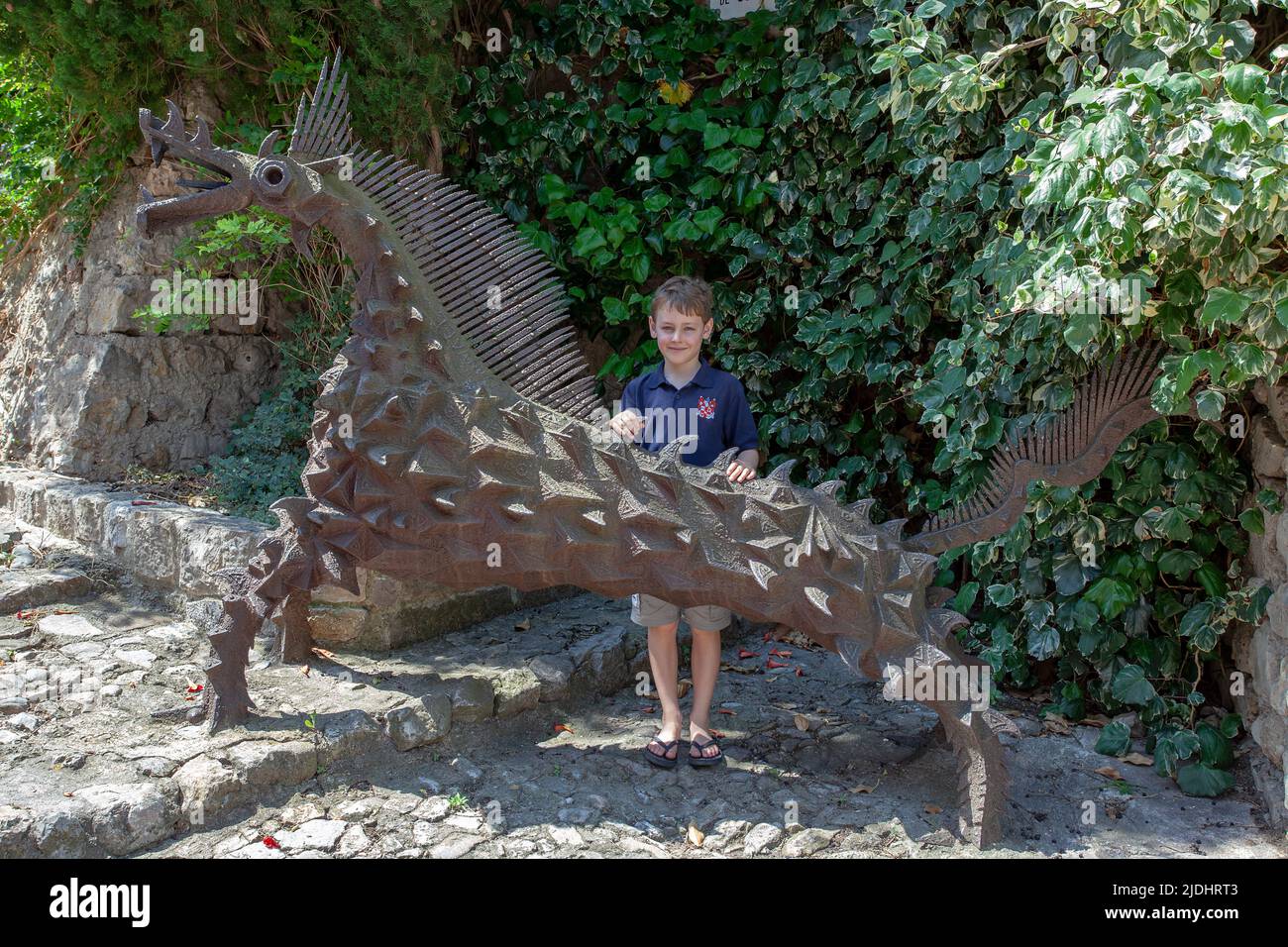 Junge und Metall-Pferdeskulptur Stockfoto