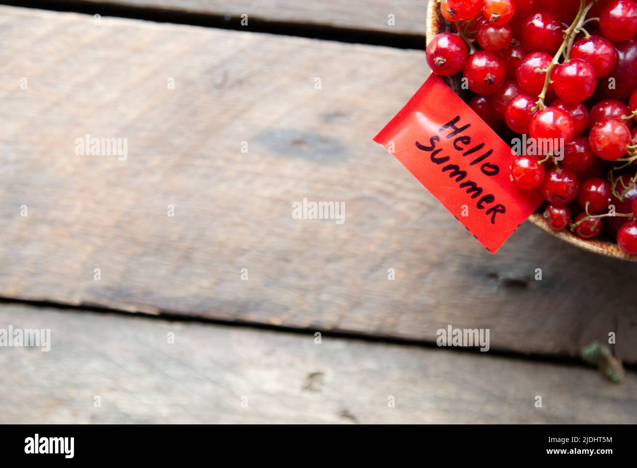 Hallo Sommerkonzept. Die Inschrift auf dem roten Schild. Stockfoto