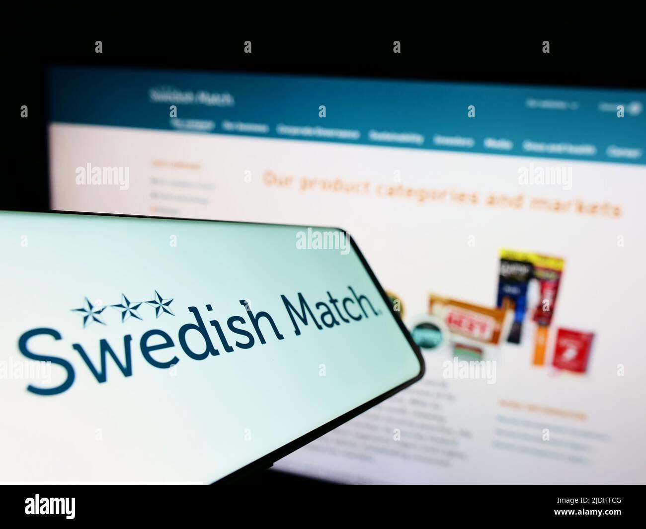 Smartphone mit Logo des Tabakunternehmens Swedish Match ab auf dem Bildschirm vor der Business-Website. Konzentrieren Sie sich auf die Mitte rechts des Telefondisplays. Stockfoto