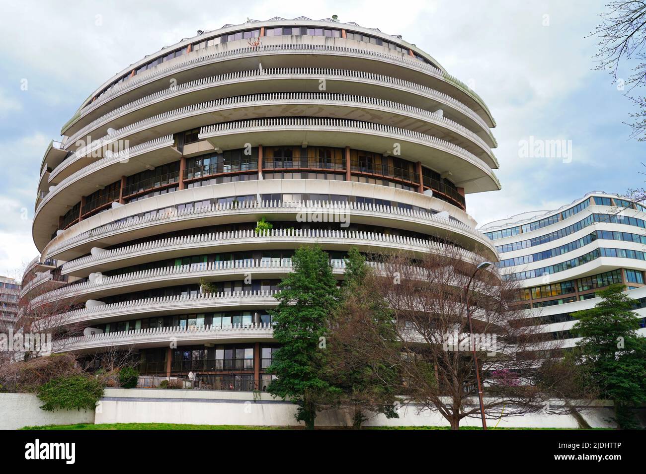 WASHINGTON, DC -25 MAR 2022- Blick auf den Watergate-Gebäudekomplex in Washington DC, berühmt für den Nixon-Skandal. Stockfoto