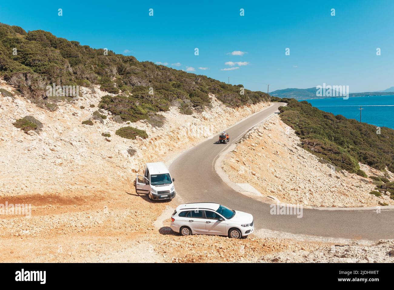 Straße und Küste am Kalamitsi Beach, Lefkada - Griechenland Stockfoto