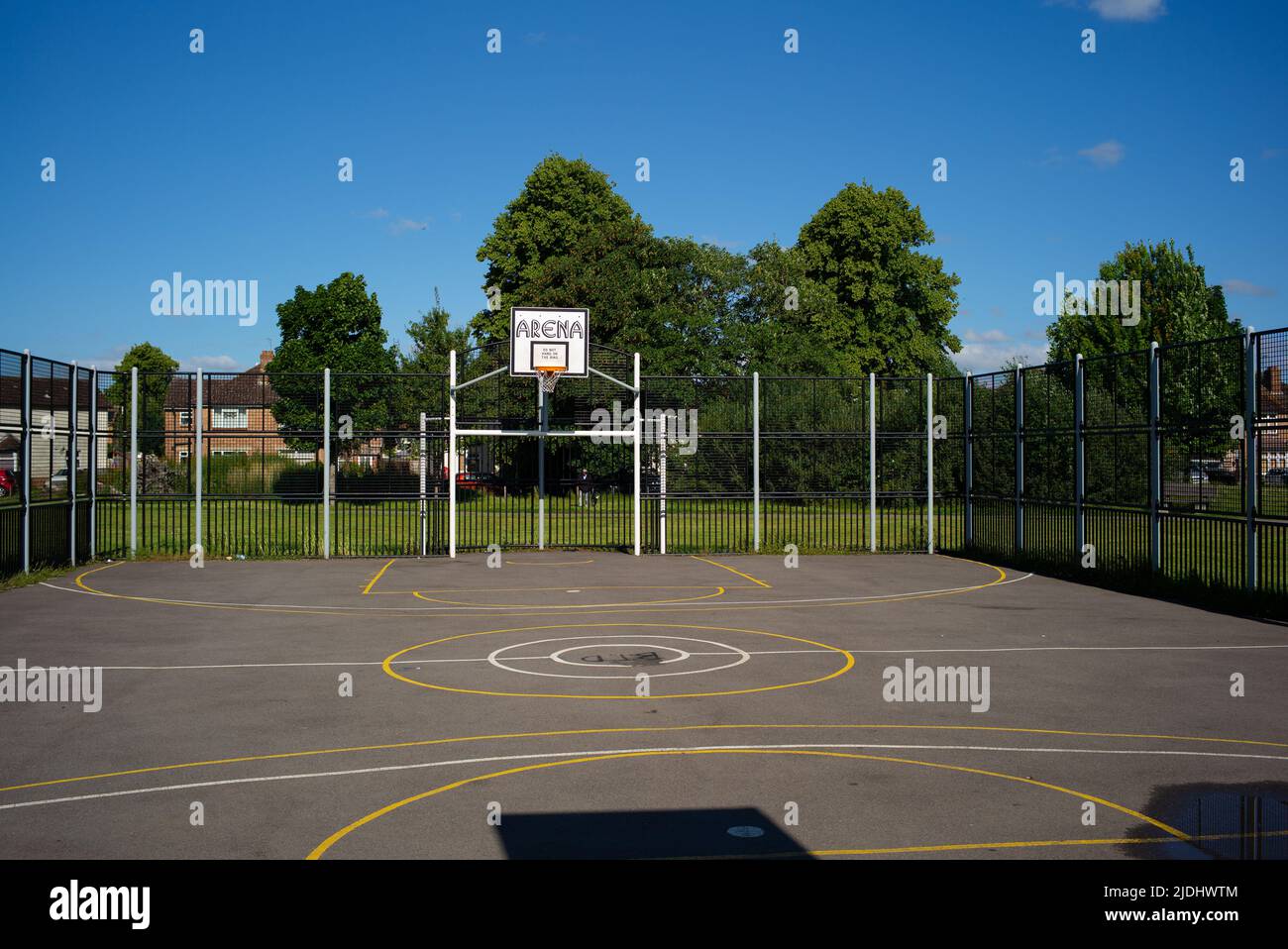 Arena Multi-Use-Spiele-Bereich MUGA in Eastleigh Hampshire UK öffentlichen Park Bereich. Stockfoto