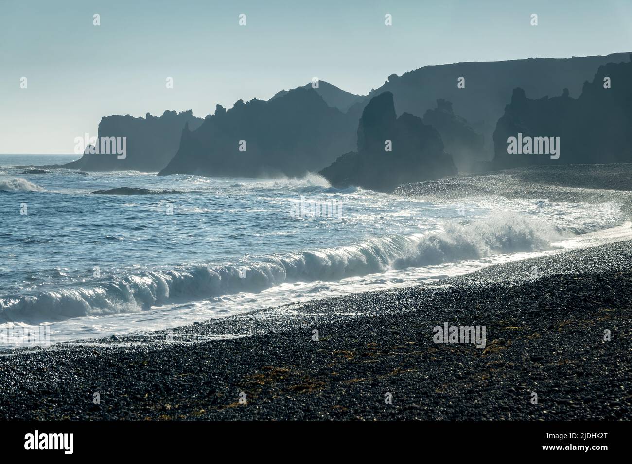 Wellen und Klippen am Strand von Djupalonssandur, Halbinsel Snaefellsnes, Island Stockfoto