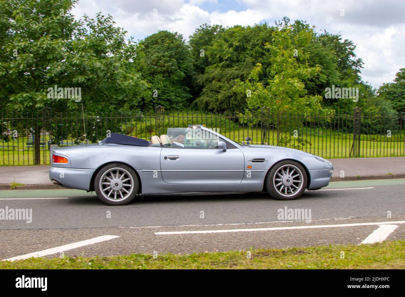 1997 90s Neunzigs Silver ASTON MARTIN 3239cc petrol 4-Gang-Automatik; Automobile, die während des Jahres 58. der Manchester to Blackpool Touring Assembly für Veteran, Vintage, Classic und geschätzte Autos vorgestellt wurden. Stockfoto