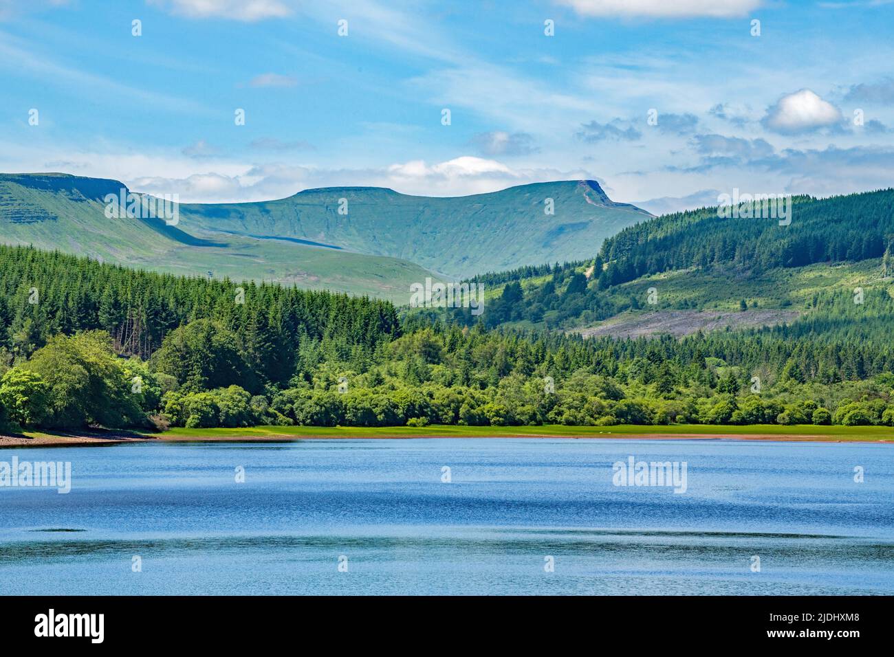 Eine wunderschöne Aussicht entlang des Pentwyn Reservoir zu Corn Du und Pen y Fan in den Central Brecon Beacons Stockfoto