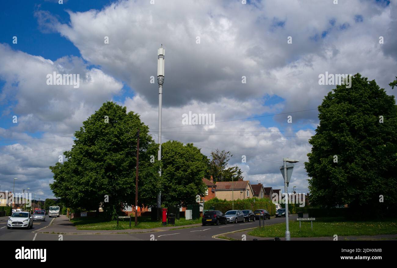 20m Monopole 5G Telekommunikationsmast an der Eastleigh Scott Road Hampshire UK. Teil des Bildes unterschiedliche Winkel einstellen. Stockfoto