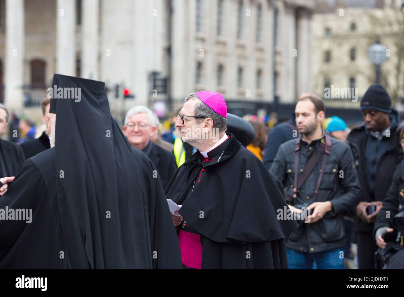 Die Teilnehmer versammeln sich während eines Protestes der Ukraine gegen die jüngste Invasion Russlands in die Ukraine auf dem Trafalgar Square in London. Stockfoto