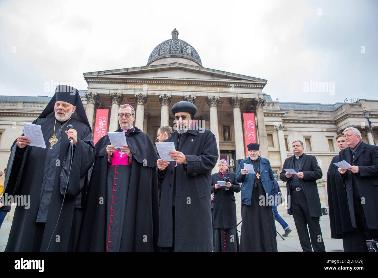 Die Teilnehmer versammeln sich während eines Protestes der Ukraine gegen die jüngste Invasion Russlands in die Ukraine auf dem Trafalgar Square in London. Stockfoto