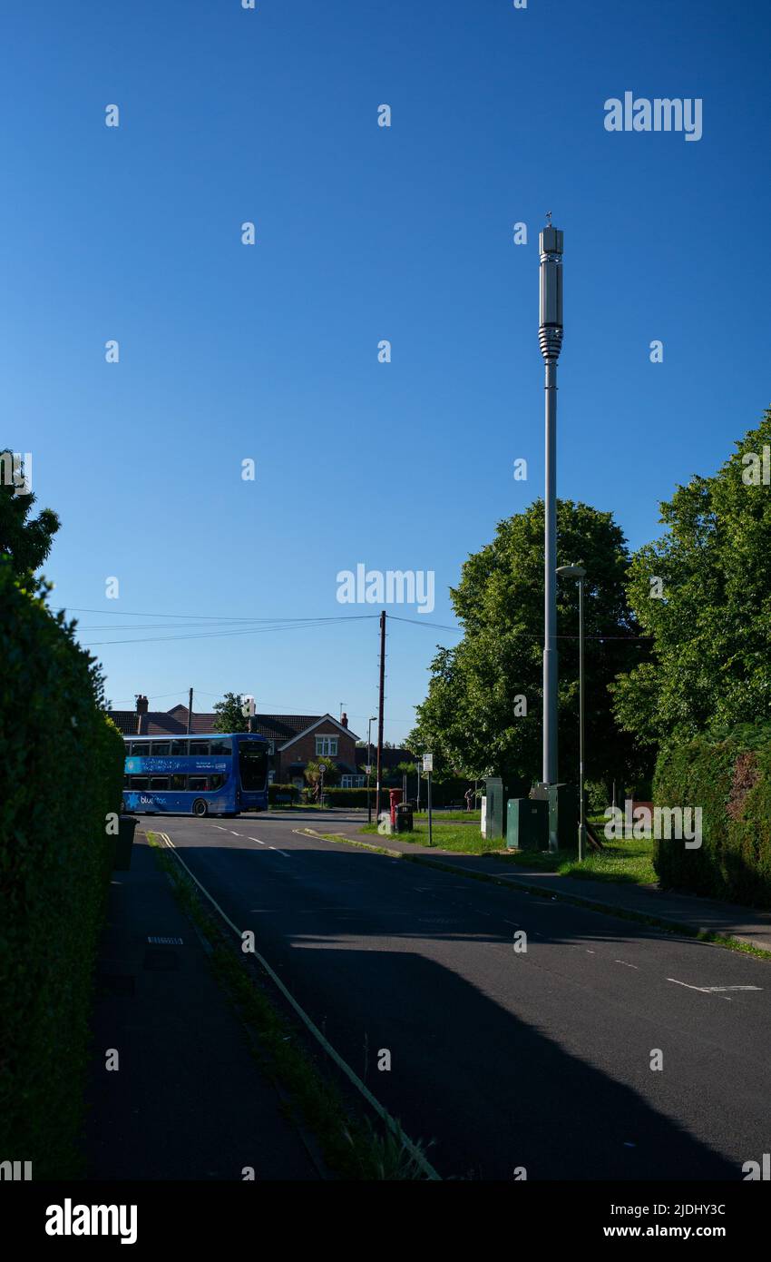 20m Monopole 5G Telekommunikationsmast an der Eastleigh Scott Road Hampshire UK. Teil des Bildes unterschiedliche Winkel einstellen. Stockfoto