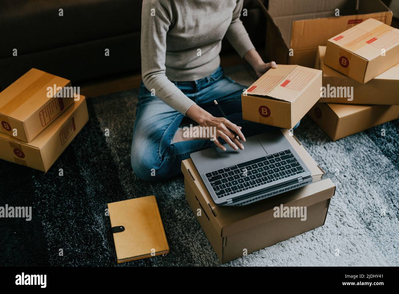 Asiatische weibliche Online-Shop Kleinunternehmen Eigentümer Unternehmer Verkäufer Verpackung Versand E-Commerce-Box Überprüfung Website Einzelhandel Bestellung mit Laptop Vorbereitung Stockfoto