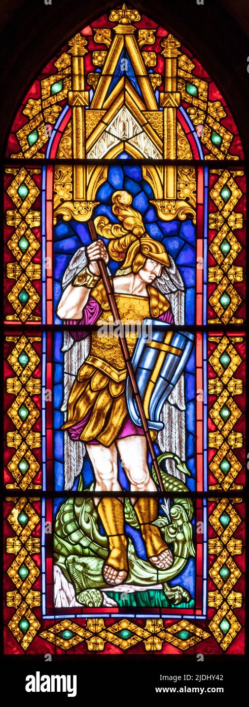 VALENCIA, SPANIEN - 16. FEBRUAR 2022: Der Erzengel Michael auf der Glasmalerei der Kirche Iglesia de Santa Catalina Form 20. Cent. Stockfoto