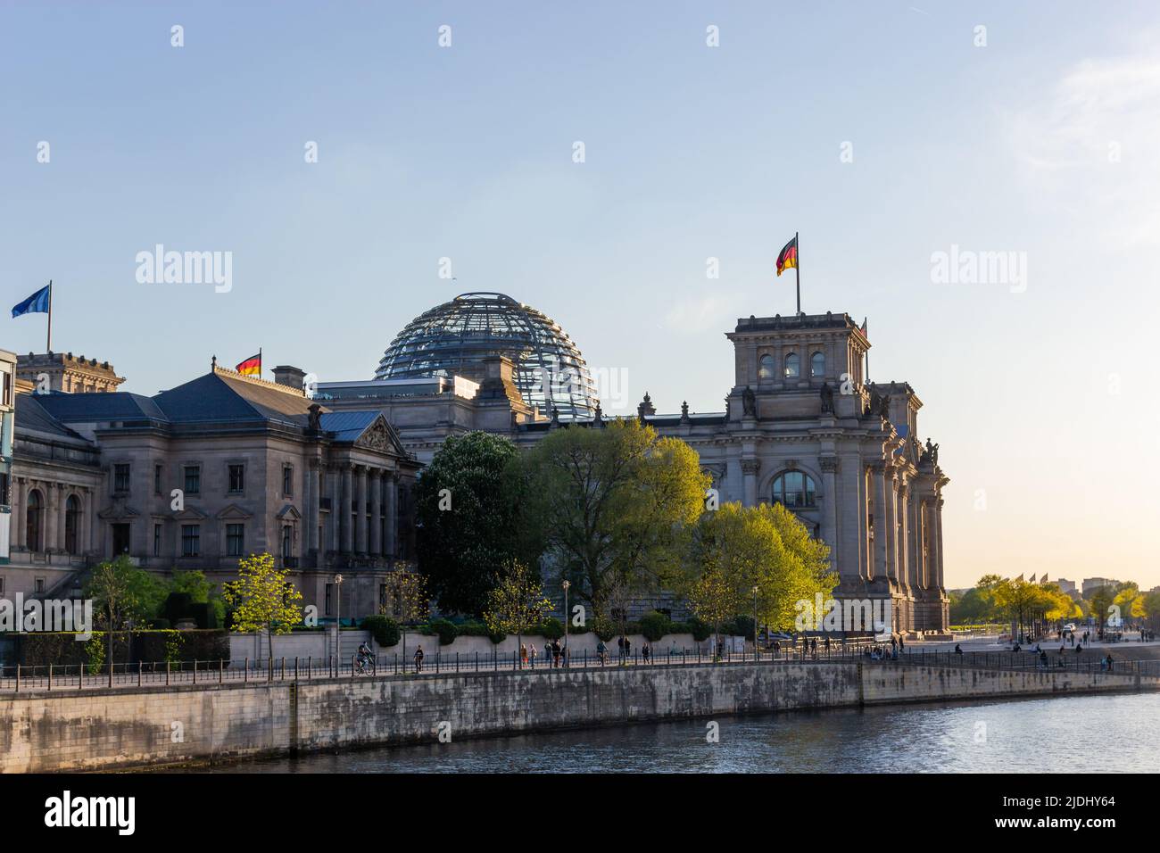 Berlin, Deutschland - 13. Mai 2022: Der Reichstag in Berlin am Ufer der Spree. Der Reichstag ist der Sitz des Deutschen Bundestages. Stockfoto