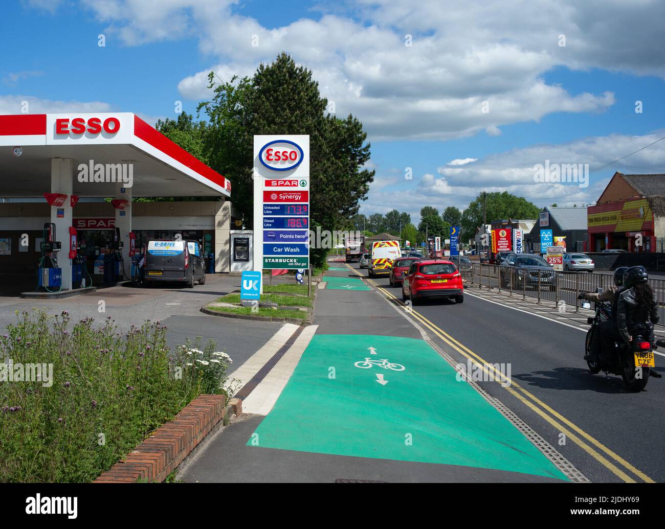 Esso-Tankstelle und Fahrradweg, die an der A36 Salisbury Wiltshire UK vorbeiführt. In der Woche begannen die Benzinpreise auf £1,73 zu steigen Stockfoto