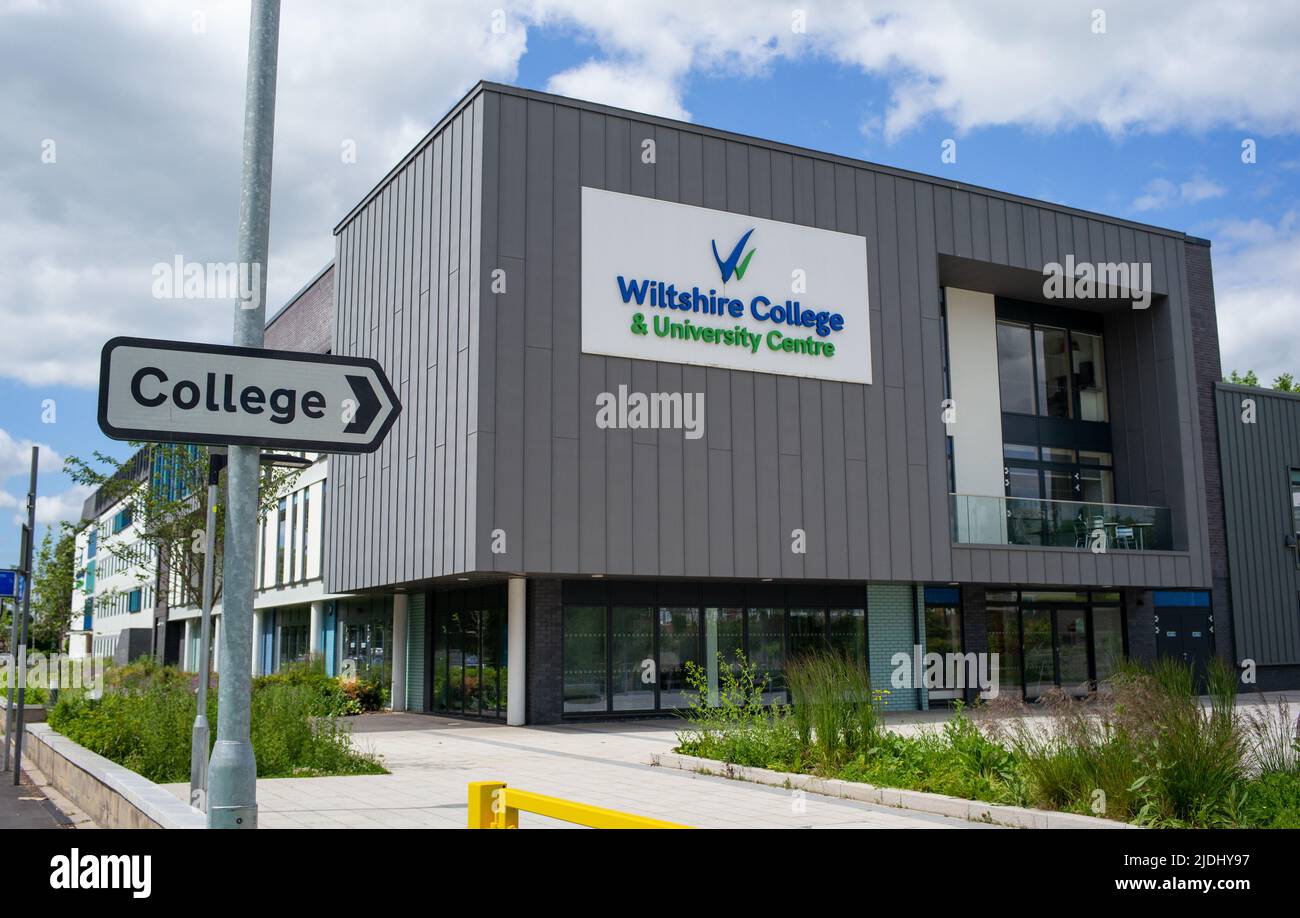 Außerhalb des GV von Wiltshire College and University Centre in Salisbury Wiltshire, Großbritannien. Stockfoto