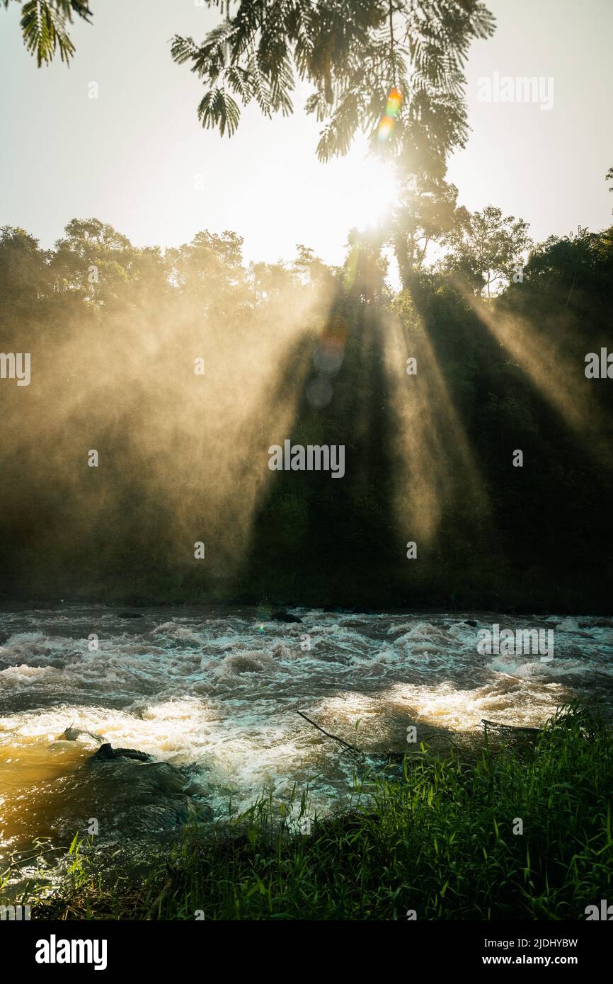Fluss- und Sonnenstrahlen Stockfoto
