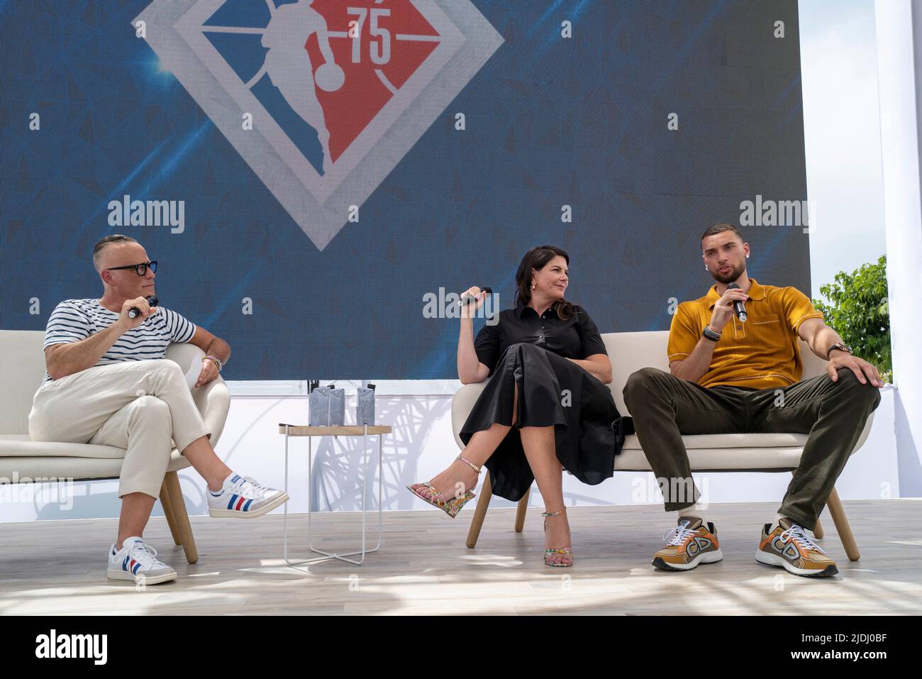 Cannes, Frankreich, 21. Juni 2022, (von links) Seth Matlins (Managing Director, Forbes CMO Network), Kate Jhaveri (CMO, NBA) und Zach LaVine (NBA, Basketballspieler der Chicago Bulls) nahmen an den Cannes Lions Festival - International Festival of Creativity © ifnm Press / Alamy Live Teil Stockfoto