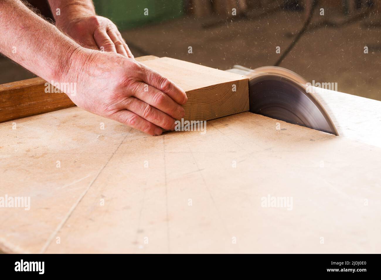 Tischlerwerkzeuge auf Holztisch mit Sägemehl. Kreissäge. Zimmermannsarbeitsplatz Draufsicht Stockfoto