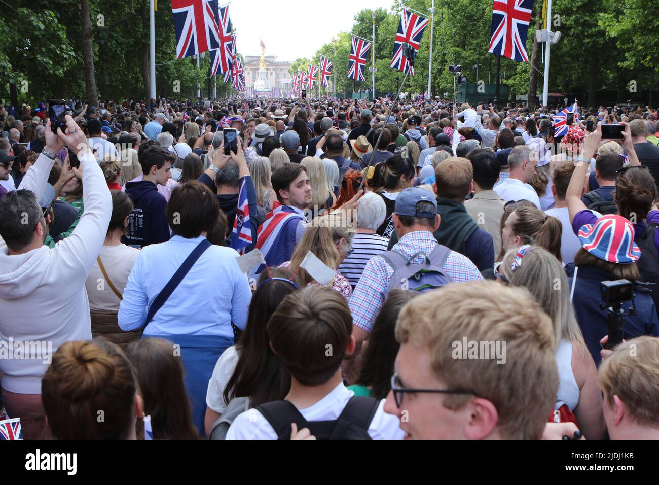 Menschenmassen versammelten sich zur Feier des Platin-Jubiläums der Königin im Einkaufszentrum, um auf den Auftritt des Balkons zu warten Stockfoto