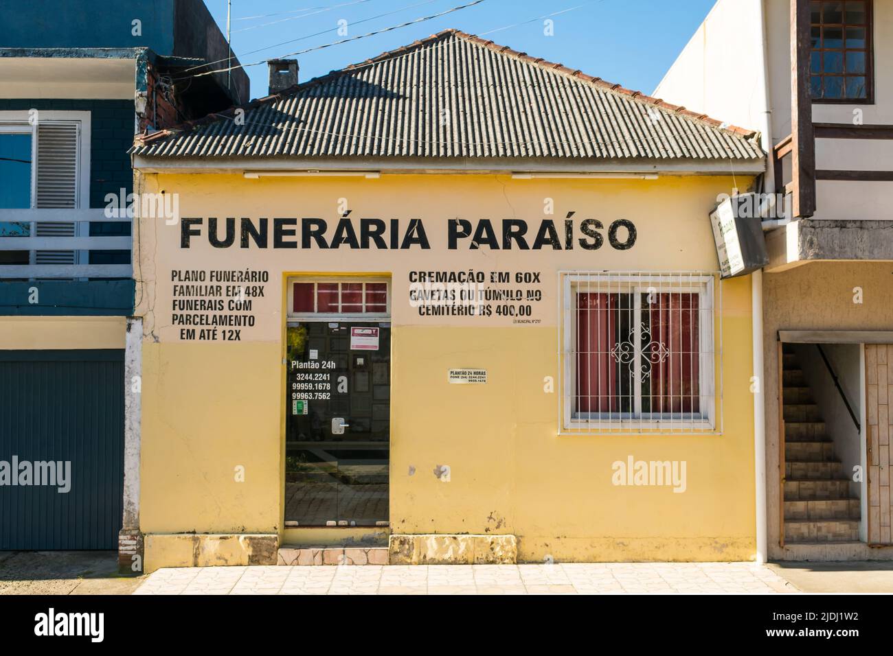 Sao Francisco de Paula, Brasilien - ca. Juni 2022: Fassade eines Beerdigungshauses, das Dienstleistungen in Raten bezahlt Stockfoto