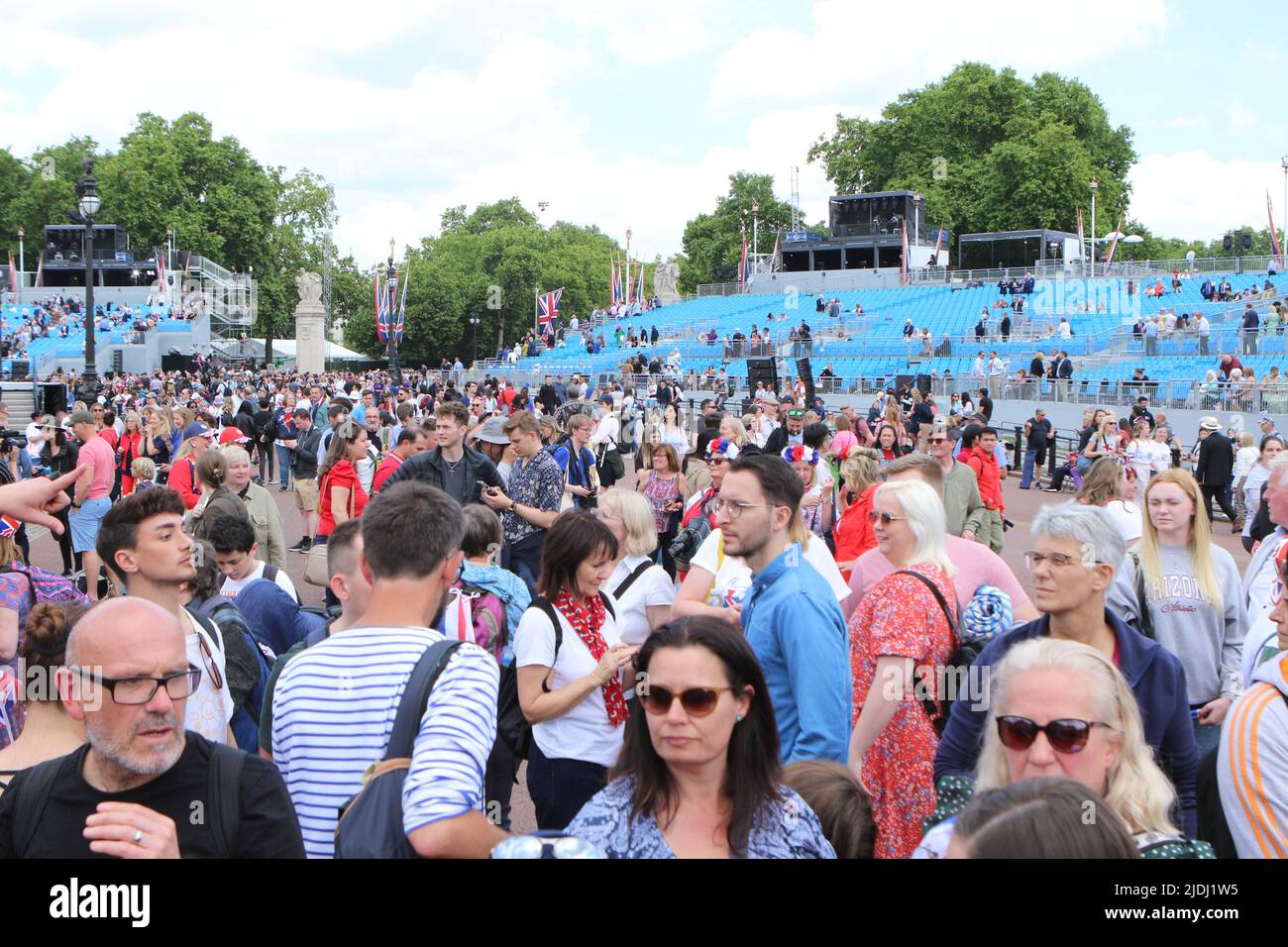 Nach der Trooping the Color 2022 - The Queen's Birthday Parade stehen Menschenmassen vor dem Buckingham Palace Stockfoto