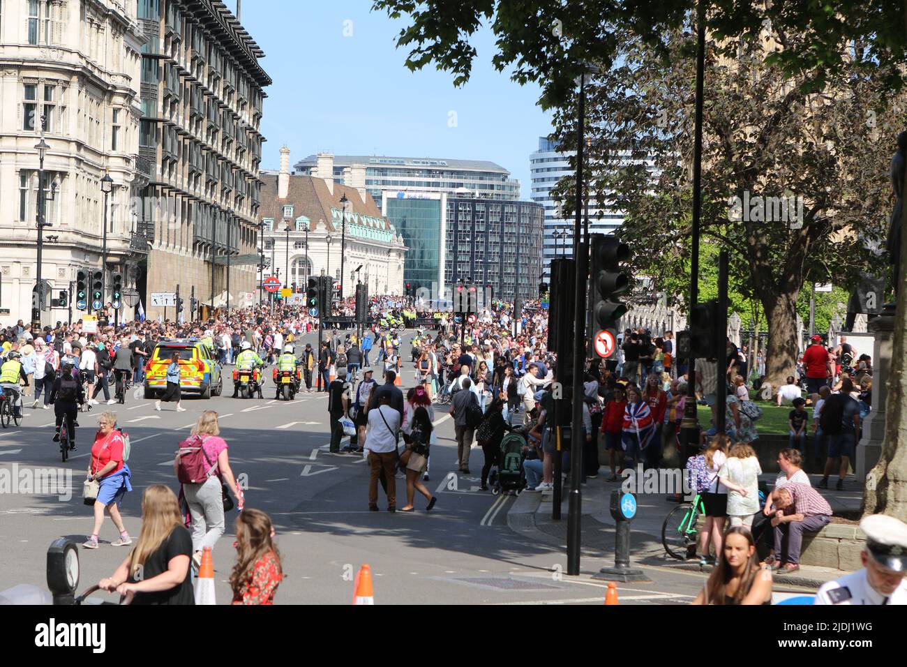Menschenmassen auf dem Parliament Square nach dem Trooping the Color 2022 Stockfoto