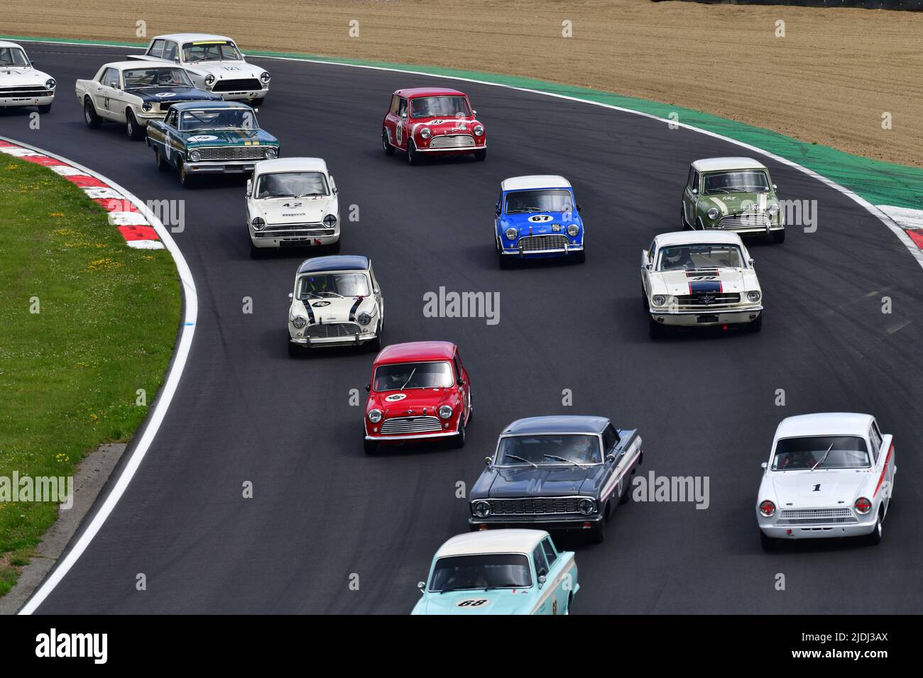 Eine tolle Mischung aus Fahrzeugen in den Masters Pre-1966 Touring Cars, die an die Tage der British Saloon Car Championship zurückgeht, eine Stunde optionale zwei Stockfoto