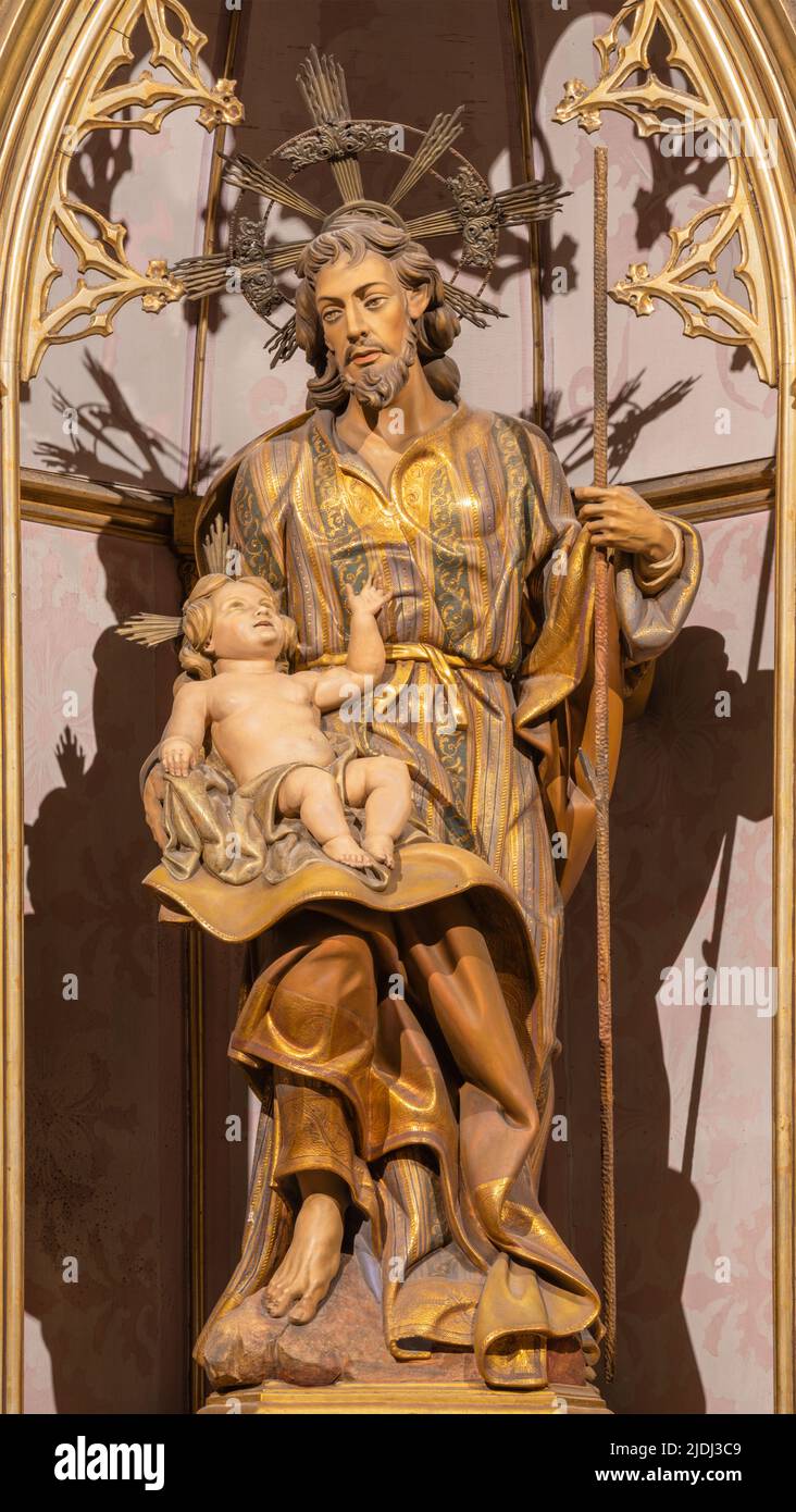 VALENCIA, SPANIEN - 17. FEBRUAR 2022: Die geschnitzte polychrome Statue des heiligen Josef in der Kirche Basilica de San Vicente Ferrer von Jose Esteve Edo Stockfoto