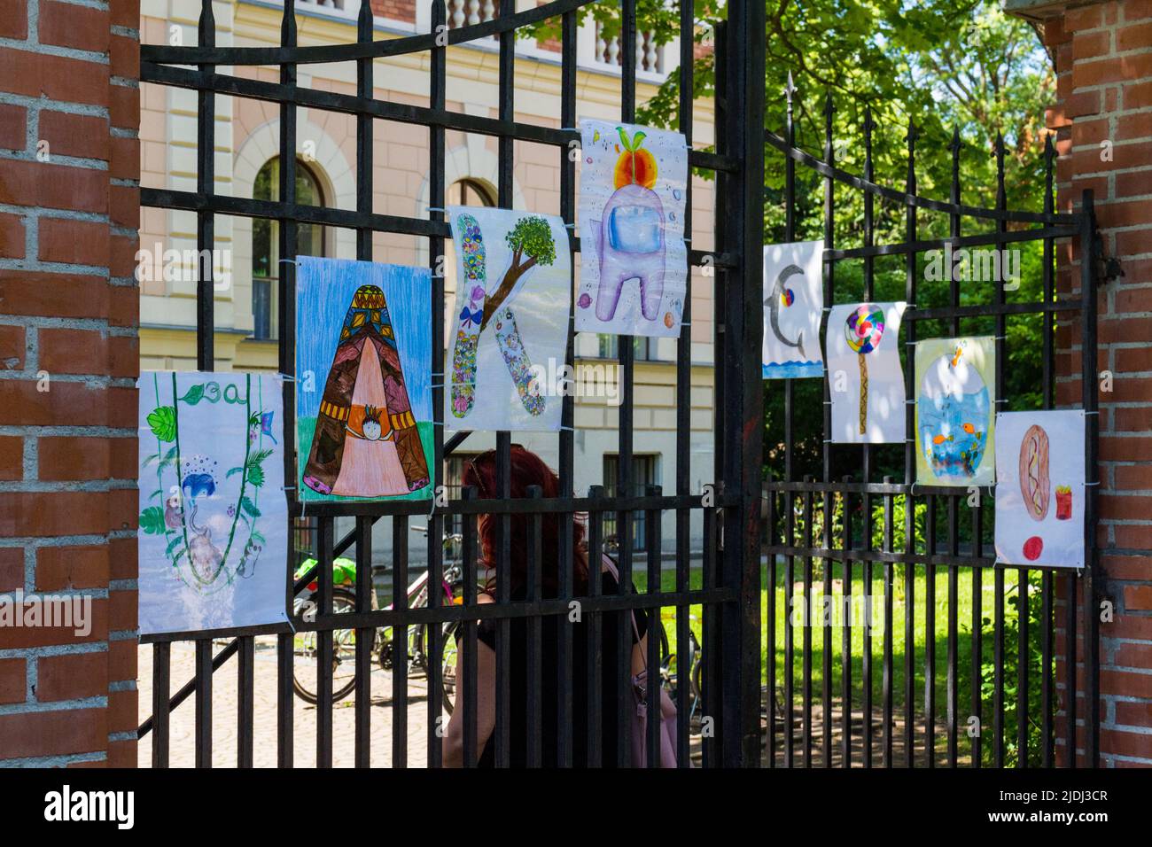 Das Wort 'Vakacio!' (Urlaub oder Urlaub) vor den Sommerferien am Tor der Grundschule, Sopron, Ungarn, fixiert Stockfoto
