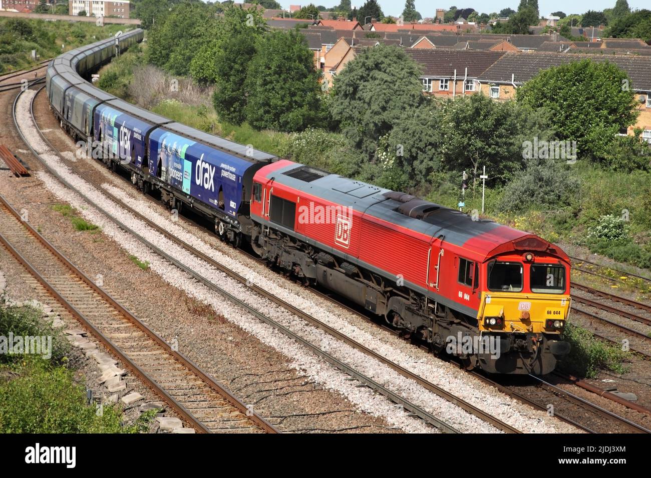 Die DBS-Baureihe 66 Lok 66044 fährt am 21/6/22 das Kraftwerk 0815 Drax nach Immingham mit leeren Biomassewagen durch Scunthorpe. Stockfoto