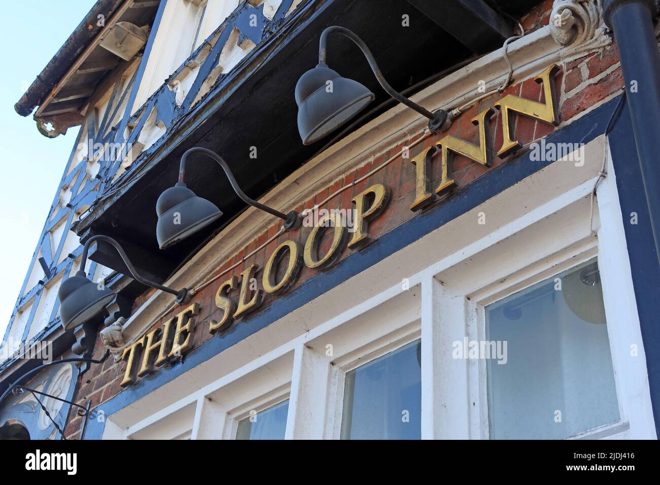 The Sloop Inn, 308-310 Old Liverpool Rd, Warrington, Cheshire, England, WA5 1DP - Exterieur, im Sommer 2022 verfallen Stockfoto