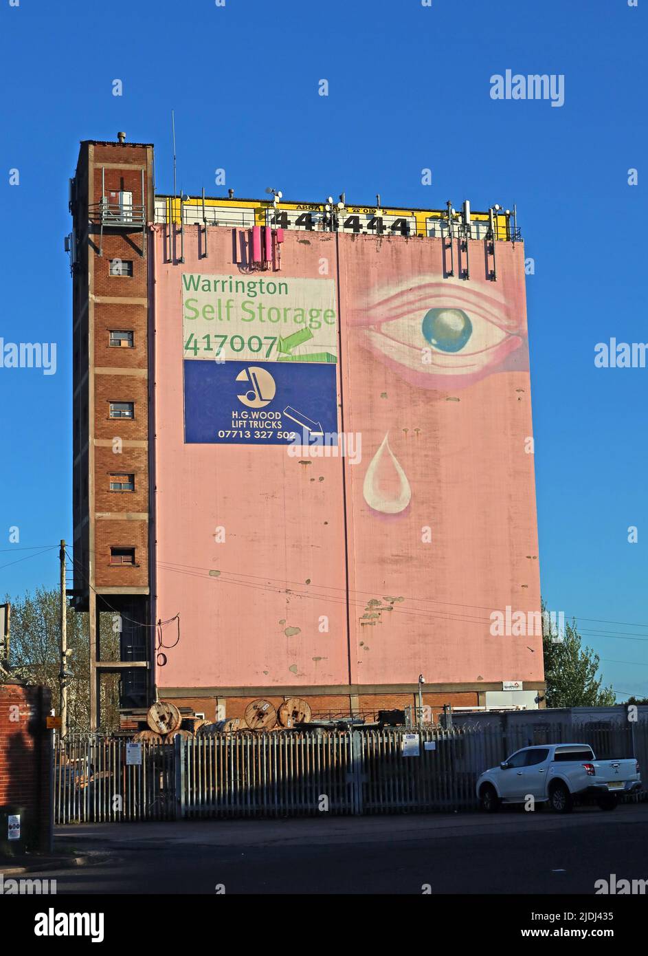 Warringtons rosa Auge mit Blick auf das Stadtzentrum, GT Sankey, Cheshire, England, Großbritannien, WA5 Stockfoto