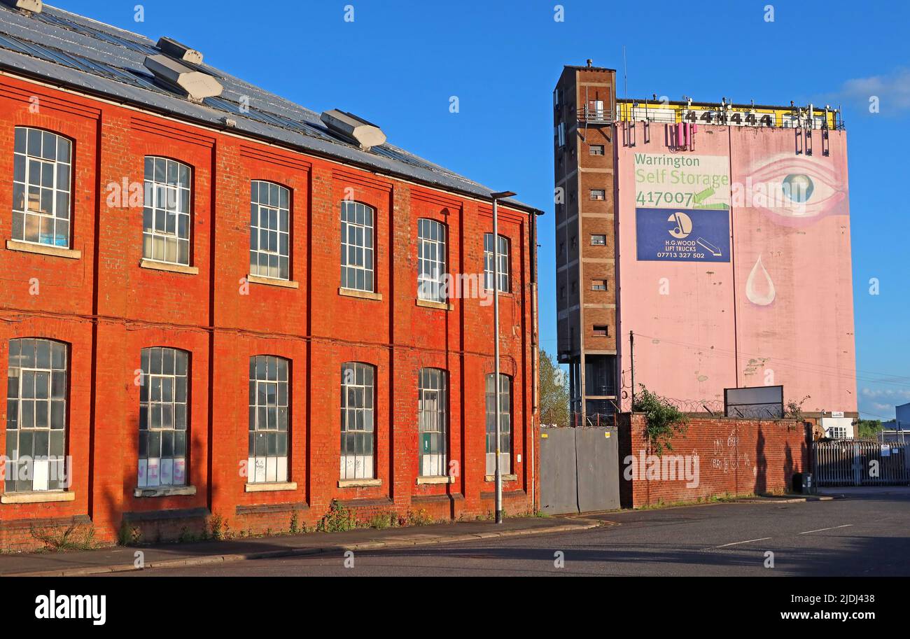 Warringtons rosa Auge mit Blick auf das Stadtzentrum, GT Sankey, Cheshire, England, Großbritannien, WA5 Stockfoto