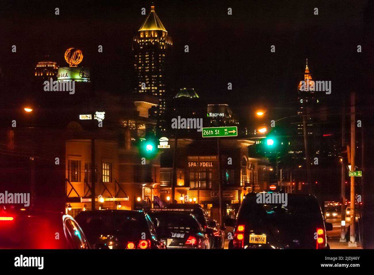 Nächtlicher Stadtverkehr auf der Peachtree Road in Midtown Atlanta, Georgia. (USA) Stockfoto