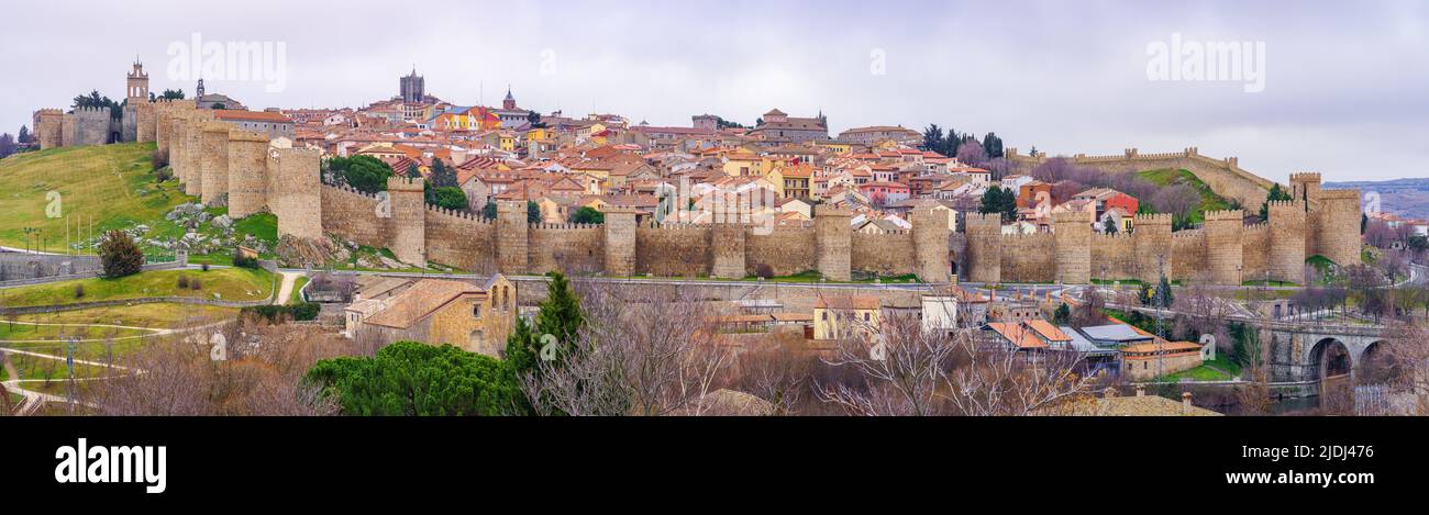 Panoramablick auf die befestigte und mittelalterliche Stadt auf einem Hügel. Ávila, Spanien. Stockfoto