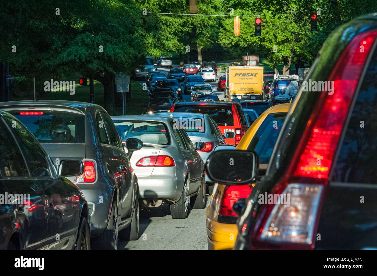 Morgendlicher Hauptverkehrsverkehr auf der Ponce de Leon Avenue in Atlanta, Georgia. (USA) Stockfoto
