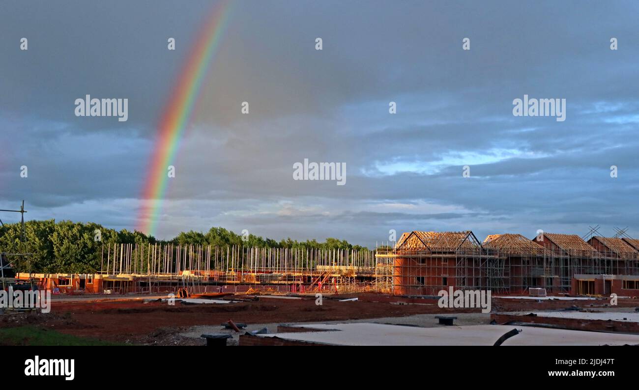 Regenbogen über neue Immobilien-Bauten, ein Hypothekentopf mit Gold, Grappenhall Heys, Warrington, Cheshire, England, UK, WA4 3LH Stockfoto
