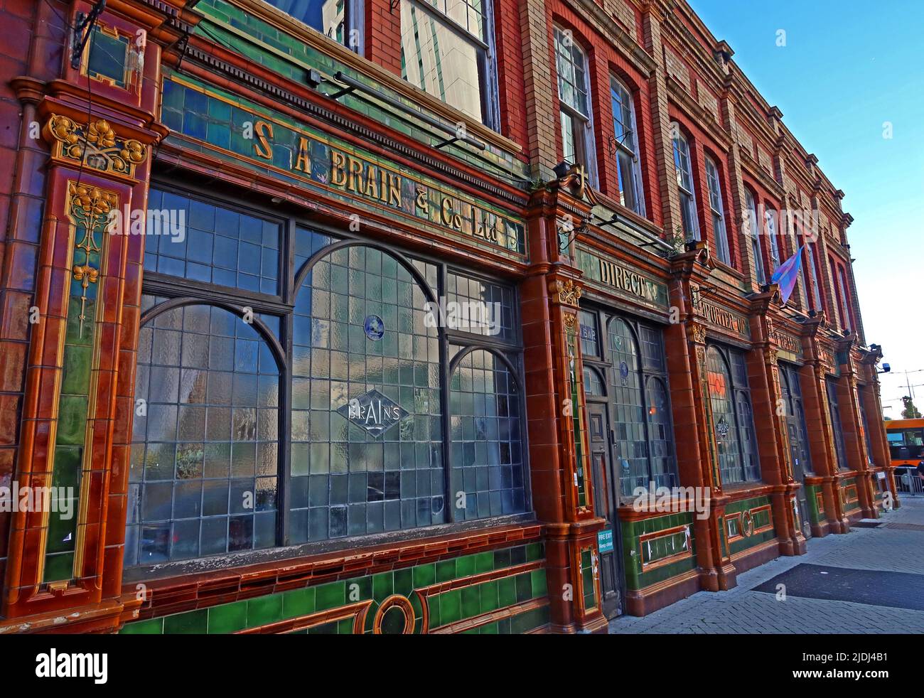 Traditionelles Brains Cardiff Victorian Brewery Pub, Golden Cross, Kreuzung von Customhouse Street und Hayes Bridge Road, Cardiff, Stockfoto