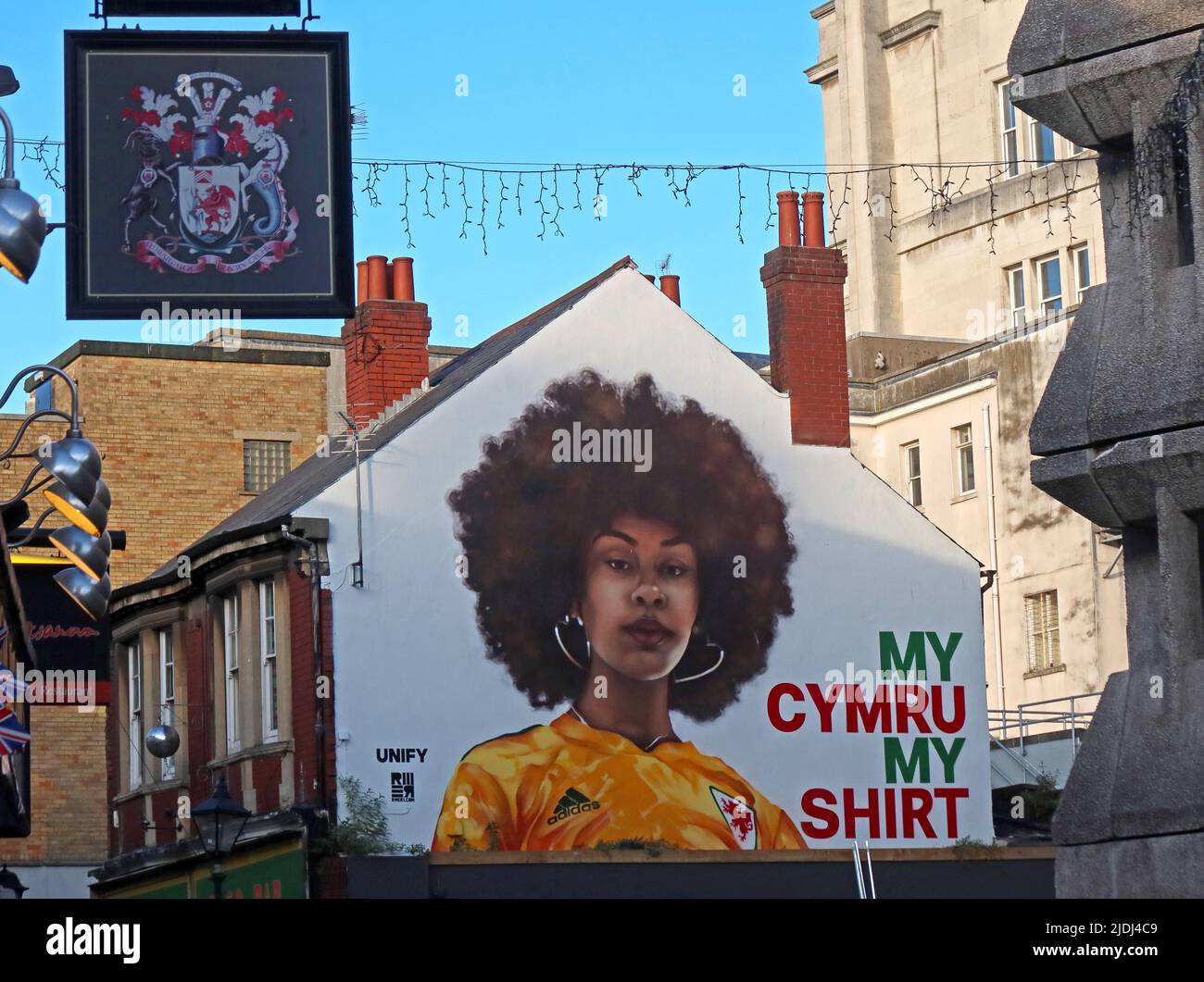 My Cymru My Shirt - das berühmte Wandgemälde der Stadt Cardiff, Wales, von Yusuf Ismail und Shawqi Hasson, gegenüber dem Principality Stadium, Quay St, CF10 1DZ Stockfoto