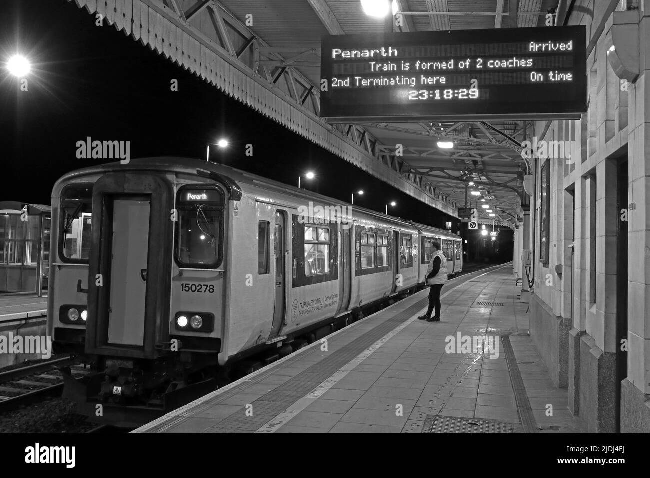 Cardiff Central Bahnsteig 6b, letzte Nacht TFW-Zug, nach Barry Island, Cardiff Central, Central Square, Cardiff, WALES, GROSSBRITANNIEN, CF10 1EP Stockfoto
